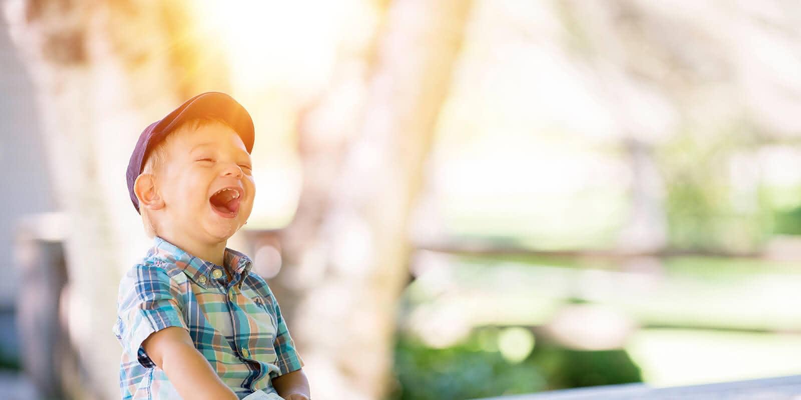 Lachendes Kind mit Buch