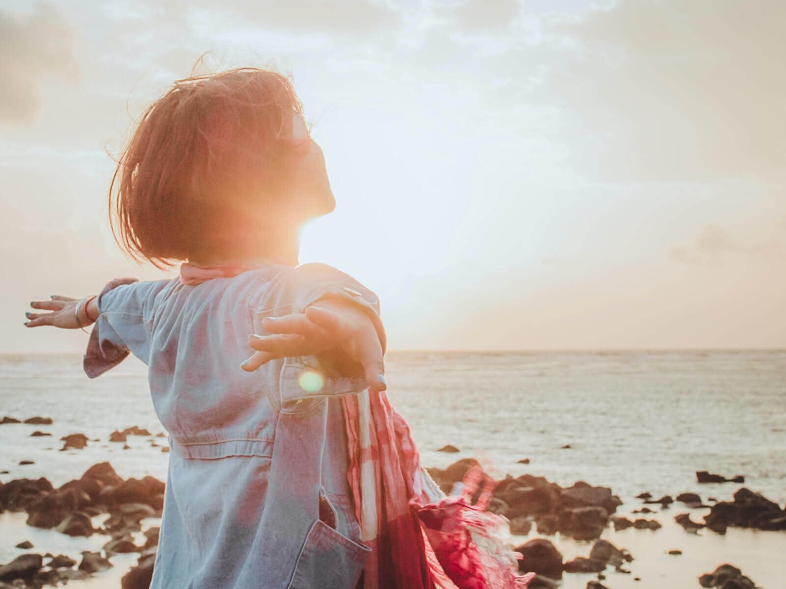 Junge Frau lässt sich die Sonne in das Gesicht scheinen
